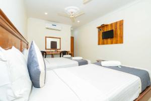 Postel nebo postele na pokoji v ubytování HOTEL NNP GRAND Rameswaram