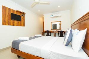 Postel nebo postele na pokoji v ubytování HOTEL NNP GRAND Rameswaram
