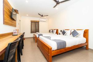 Postel nebo postele na pokoji v ubytování HOTEL NNP GRAND Rameswaram
