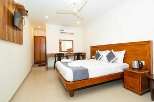 Postel nebo postele na pokoji v ubytování HOTEL NNP GRAND Rameswaram