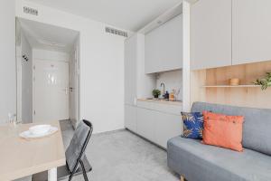 Kuchyňa alebo kuchynka v ubytovaní SuperApart Wilanów MiniStudio, Medicover, Świątynia Opatrzności + 2 fotografie