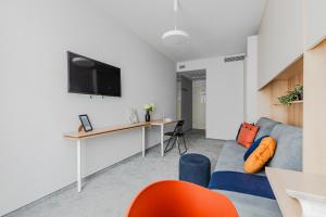 Televízia a/alebo spoločenská miestnosť v ubytovaní SuperApart Wilanów MiniStudio, Medicover, Świątynia Opatrzności