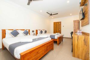 Postel nebo postele na pokoji v ubytování HOTEL NNP GRAND Rameswaram