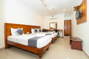 Postel nebo postele na pokoji v ubytování HOTEL NNP GRAND Rameswaram