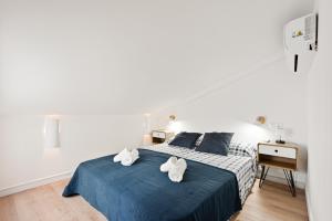 a bedroom with a bed with two towels on it at Spiteri 12 by Pineapple Homes in Málaga