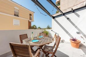 a patio with a table and chairs on a balcony at Spiteri 12 by Pineapple Homes in Málaga