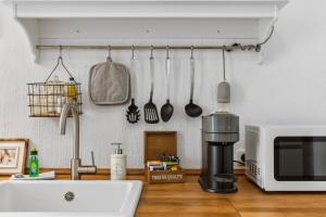 Kuchyň nebo kuchyňský kout v ubytování LEVEL22 ! großzügiger Altbau, tolles Design mit Kamin - zentral in Bahnhofsnähe