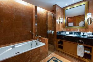 Ванная комната в The Residence Tunis