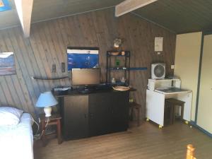 拉盖里尼耶尔STUDIO A LA PLAGE 20m Belle vue的客房设有书桌、电脑和冰箱。
