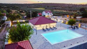 una vista sul tetto di una piscina in una casa di Holiday Villa Effort in Skradin - Šibenik a Vačani