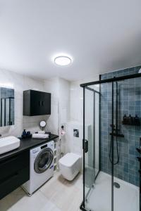 un bagno con lavatrice e WC di Paris Porte de Versailles - ISSYHOST a Issy-les-Moulineaux Altre 28 foto