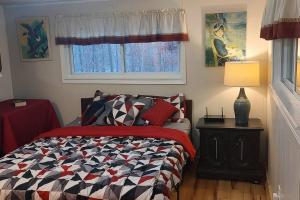 Postel nebo postele na pokoji v ubytování The Gem of Raystown Lake