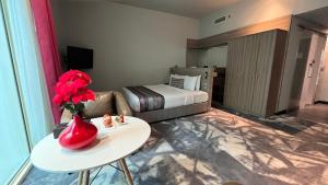 Postel nebo postele na pokoji v ubytování FORTUNE ATRIUM HOTEL