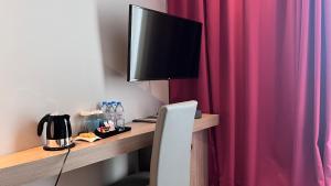 TV a/nebo společenská místnost v ubytování FORTUNE ATRIUM HOTEL