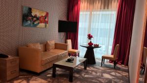 TV a/nebo společenská místnost v ubytování FORTUNE ATRIUM HOTEL