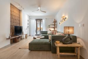 Televisyen dan/atau pusat hiburan di K-ROOTS by Nuka Homes