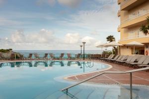 Bazén v ubytování Hotel Cala Font nebo v jeho okolí