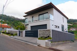 une maison au bord d'une route dans l'établissement Paradise views - Pereira House, à Arco da Calheta