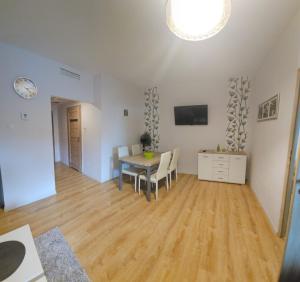salon ze stołem i jadalnią w obiekcie Apartamenty Kolorowe Etna w Kołobrzegu