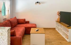 Μια τηλεόραση ή/και κέντρο ψυχαγωγίας στο 2 Bedroom Amazing Apartment In Cesarica
