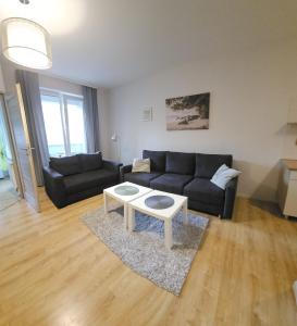 salon z kanapą i stolikiem kawowym w obiekcie Apartamenty Kolorowe Etna w Kołobrzegu