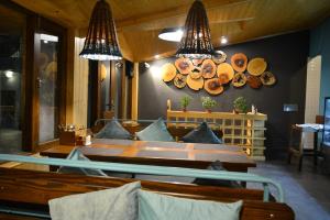 Area soggiorno di Hotel Neelgiri - Manali Diaries