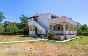 a large white house with a large yard at Beautiful Apartment In Pinezici in Pinezici