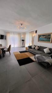 Μια τηλεόραση ή/και κέντρο ψυχαγωγίας στο RESIDENCE INAYA