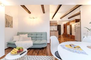 ein Wohnzimmer mit Sofa und Tisch in der Unterkunft Central Pet friendly - Savoya Nordic Loft - By OpenHouse apartments in Timişoara