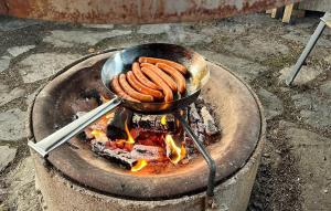 Una parrilla con un montón de perritos calientes en una sartén en Beautiful Apartment In Dalen With Wifi, en Dalen 3 fotos más