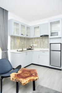 A kitchen or kitchenette at The Hague Maitama