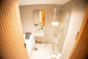 Hotel Shpija e Gjyshit的一间浴室