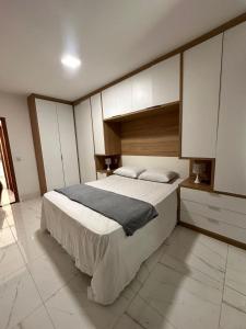 a bedroom with a large bed in a room at Quarto em casa compartilhada in Petrolina