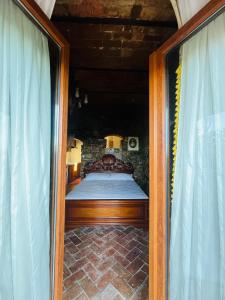 una finestra aperta con un letto in una stanza di Rabat home a Tursi Altre 37 foto