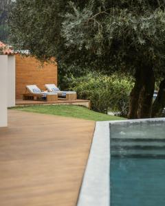 zwei Liegestühle neben einem Pool in der Unterkunft Vinha by NHôme in Ponte de Lima