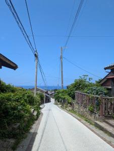佐渡市にあるSADO-Stay02金山京町一軒家貸し切りの家の前の空道 +1枚の写真