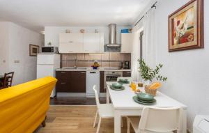 Kuchyň nebo kuchyňský kout v ubytování Stunning Apartment In Njivice With Wifi