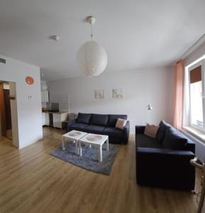 salon z czarną kanapą i stołem w obiekcie Apartamenty Kolorowe Etna w Kołobrzegu +1 zdjęcie