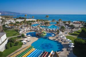 Der Swimmingpool an oder in der Nähe von Atlantica Ocean Beach Resort