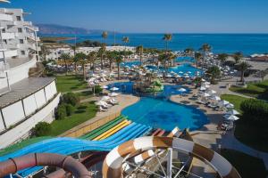 eine Luftaufnahme eines Resorts mit Wasserpark in der Unterkunft Atlantica Ocean Beach Resort in Maleme