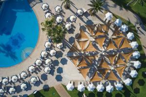 Der Swimmingpool an oder in der Nähe von Atlantica Ocean Beach Resort