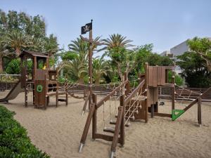 Ein Kinderspielbereich in der Unterkunft Atlantica Ocean Beach Resort