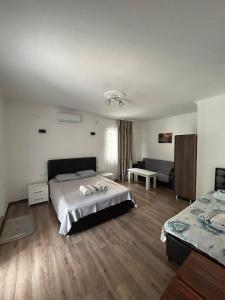 Postel nebo postele na pokoji v ubytování My House Kvariati