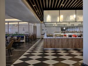 Ein Restaurant oder anderes Speiselokal in der Unterkunft Atlantica Ocean Beach Resort 