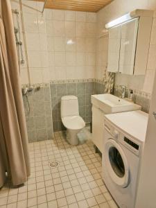 y baño con lavamanos y lavadora. en Cozy dobbel with sauna & balcon, en Tampere 9 fotos más