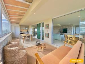 salon z kanapą i stołem w obiekcie Golf Ville Resort - Porto das Dunas w mieście Aquiraz
