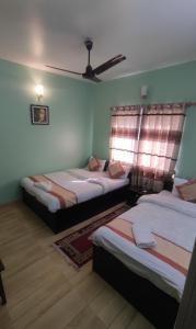 Ένα ή περισσότερα κρεβάτια σε δωμάτιο στο Hotel Pokhara Paradise