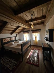 Katil atau katil-katil dalam bilik di Refugiu cu ciubăr și saună în Bran - Casa de la Nuci