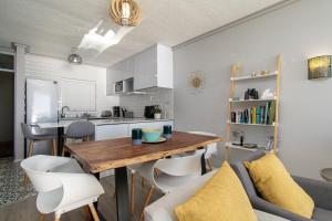 Η κουζίνα ή μικρή κουζίνα στο Brookes Hill Suites Luxury Apartment 124