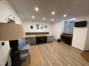 ein Wohnzimmer mit Sofa und Tisch in der Unterkunft CASA DO QUEIXEIRO in Castroverde